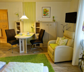 Ferienwohnung am Kochersteig Schwäbisch Hall - Sessel und Essbereich